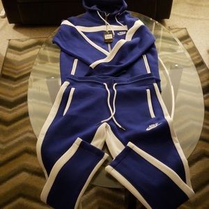 NIKE SWEATSUIT